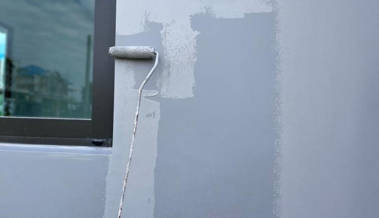 Quelle peinture extérieure protège durablement une façade isolée ?